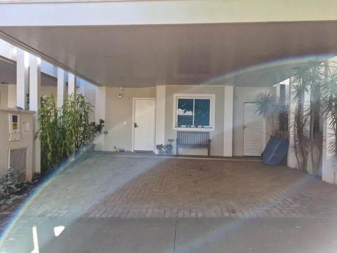 Linda casa reformada em condomínio zona sul