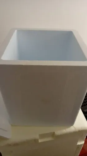 Vendo 2 ca7xas de isopor novas. Tamanhos 100 e 30 litros.