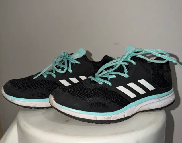 Tênis adidas