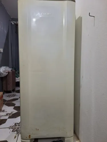 Vende-se uma geladeira usada, capacidade 245 litros Esmaltec