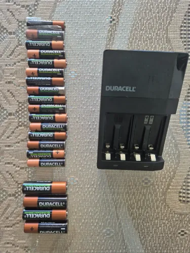 Carregador Duracell + 16 Pilhas AAA Duracell + 4 Pilhas AA Duracell