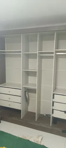 Guarda-Roupa Grande com Espelho - Moderno e Conservado
