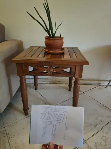 Mesa de canto em madeira maciça