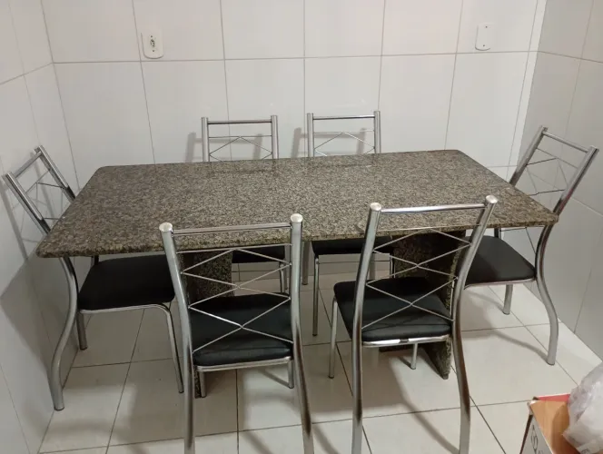 **VENDA SOMENTE À VISTA**Mesa toda de mármore e 6 cadeiras cromadas com assento almofadado