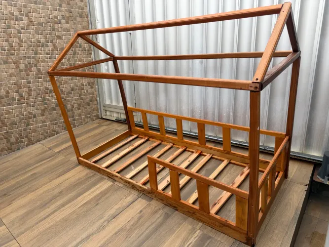 Cama infantil montossoriana em madeira