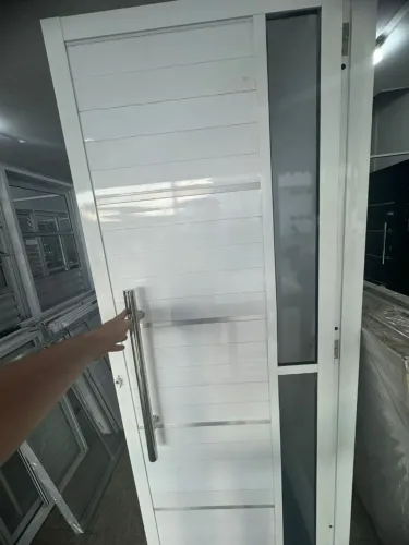 Porta de alumínio branco lambril 80cm com puxador - DIRETO DA FÁBRICA