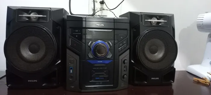 Microsistem Philips excelente estado, necessita limpeza das gavetas para Cd