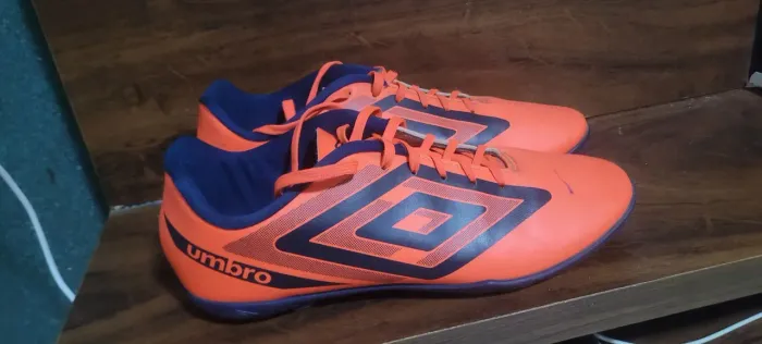 Chuteira society masculina da umbro, tamanho 43.
