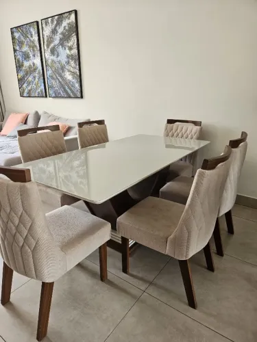 Mesa de Jantar com 6 Cadeiras Estofadas e Tampo de Vidro