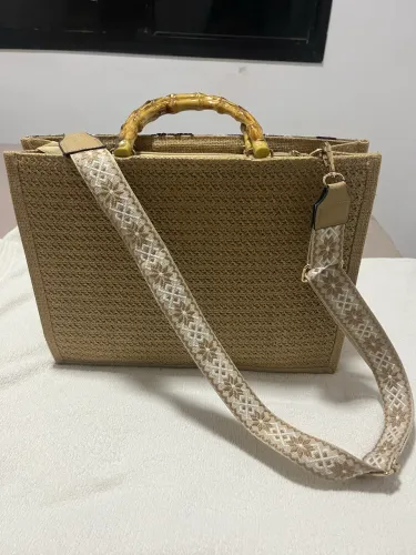 Bolsa estilosa para um dia comum , ou para uma praia . 