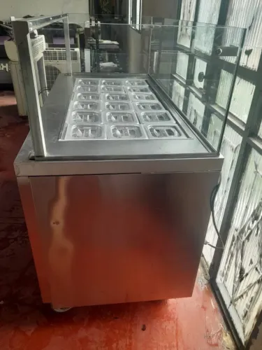 Carrinho feito balcão de inox refrigerado, com 16 cubas, led, 220 volts. *