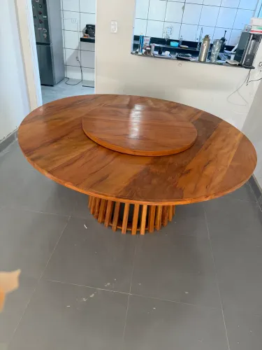 Mesa redonda de madeira maciça