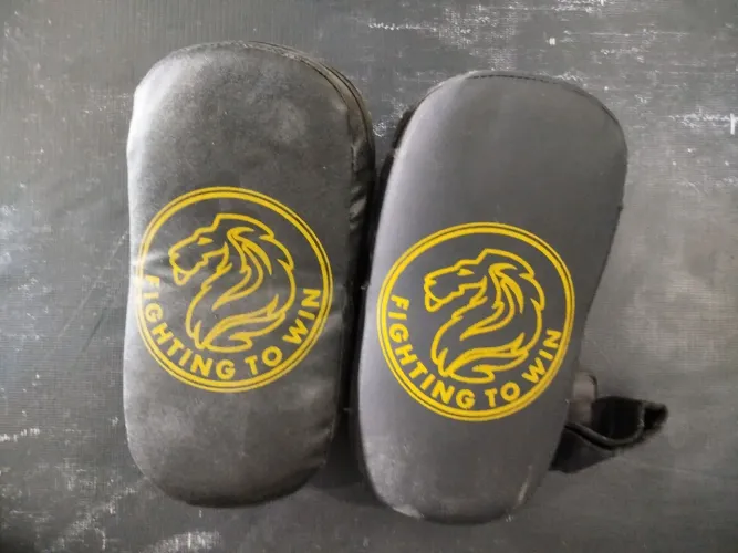 Par de Aparadores de Chute Profissional para Muay Thai