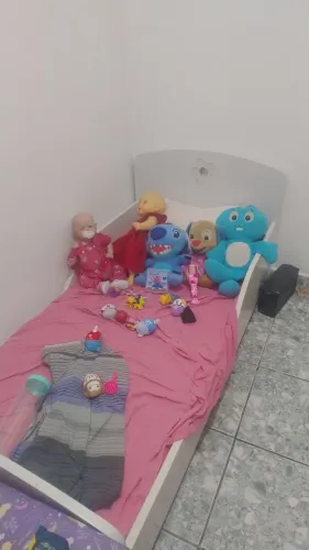 Cama infantil da Tok Stok com colchão bem conservado.