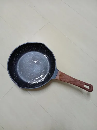 Frigideira Teflon preta ferro grosso diâmetro 24cm