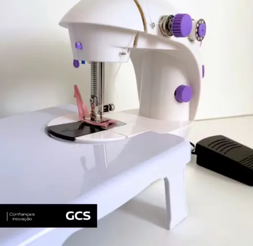 Mini máquina de costura com mesa