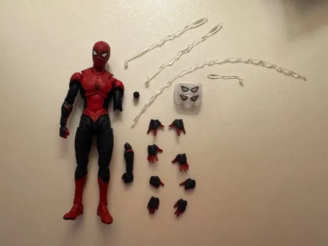 S.H. Figuarts Spider-Man Far From Home (Com dano)