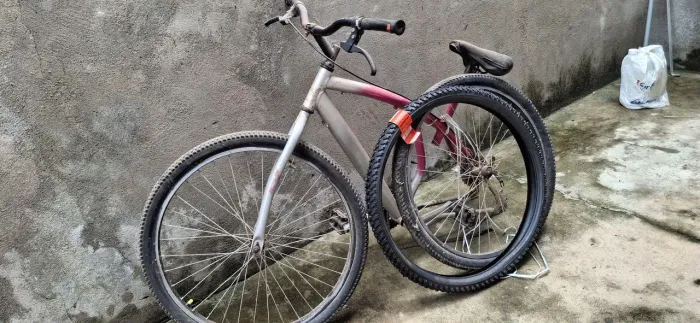 vendo bicicleta aro 26( acompanha 1 pneu novo)