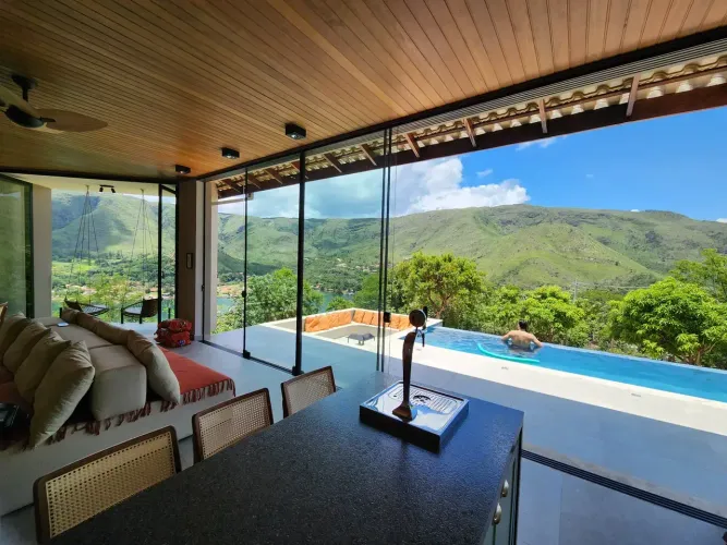 Casa de condomínio para venda possui 374 metros quadrados com 4 quartos