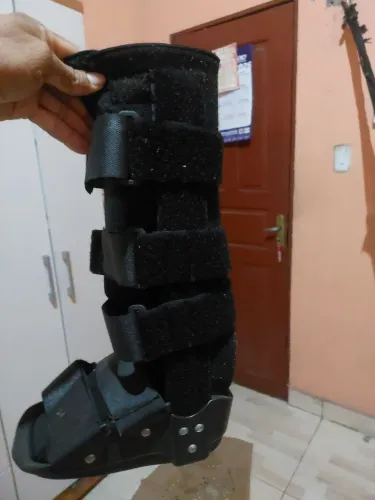 Vendo uma bota ortopédica usada preta *  zap