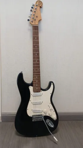 Guitarra semi nova cordas novas
