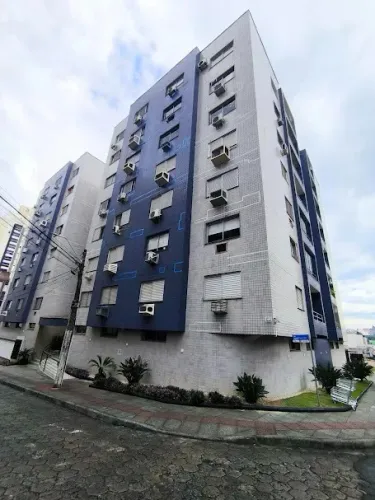 Apto mobiliado 2 dorm BEM ESPAÇOSO a 150m do Bistekinho no centro de Criciúma ACEITA carro