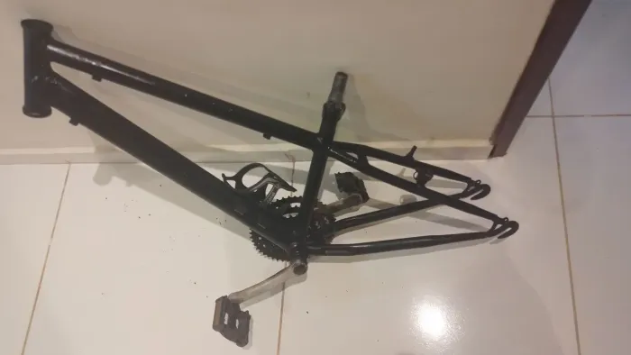 Quadro de bicicleta aro 24 preto seminovo com garfo