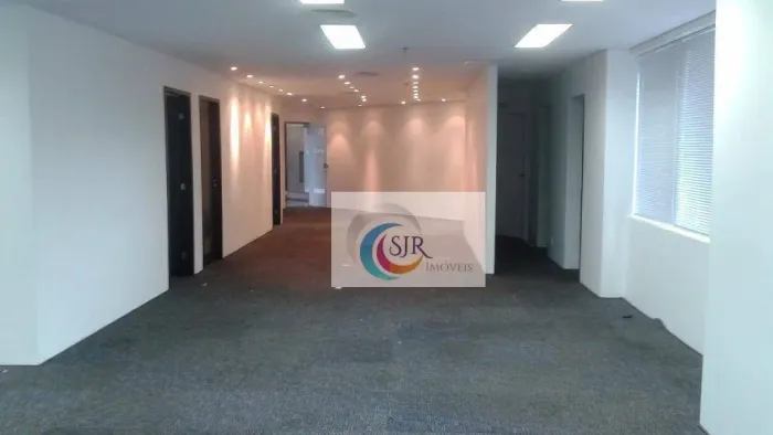 Conjunto Imóvel com 223m² , tendo 2 salas e um bom espaço em vão livre, todo no carpete, 4