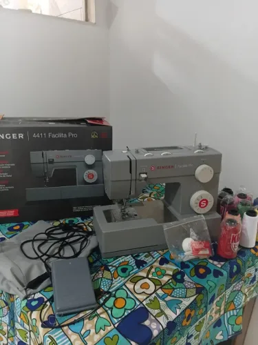 Vendo máquina de costura novinha