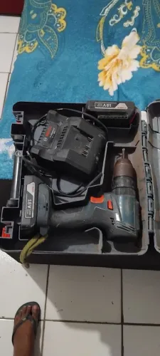 Vendo parafusadeira bosch original com duas baterias e maleta 