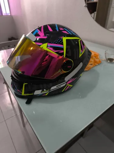 Capacete em excelentes condições, com apenas 6 meses de uso