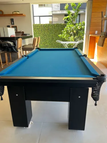 Mesa de sinuca com 5 tacos e jogo de bolas e giz 