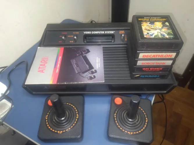 Atari 2600 americano c/ 5 cartuchos(ano 1981)