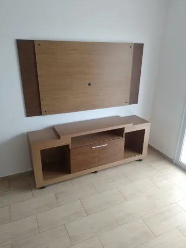 Painel Usado em ótimo estado .com rodinhas e o rack de parede semi novo