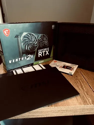 Caixa original da placa de vídeo MSI GeForce RTX 3060 Ventus 2X OC Edition.