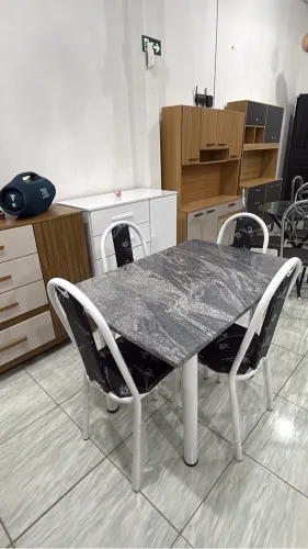 Mesa retangular de 4 cadeiras nova a pronta entrega