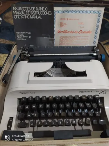 Máquina de escrever  antiga década dos anos 60 