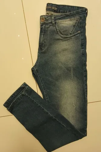 Calças TM 38 Jeans com elastano, sarja preta, cargo jeans e cargo preta, ambas com punhos.