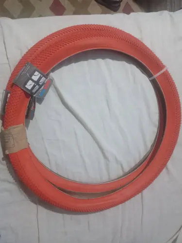 Pneus vermelho aro 26 reduzido p/ Bike.