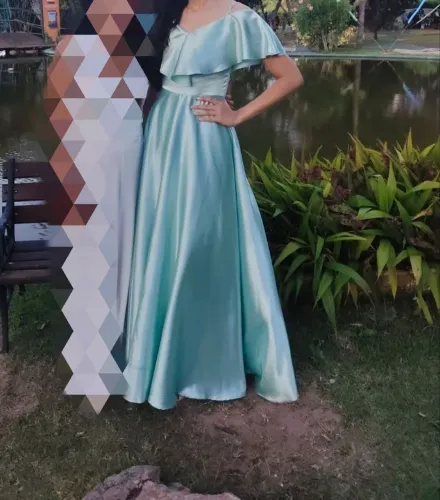 Vestido longo verde cetim ombro a ombro