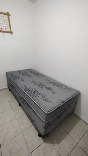 Cama de solteiro acolchoada 