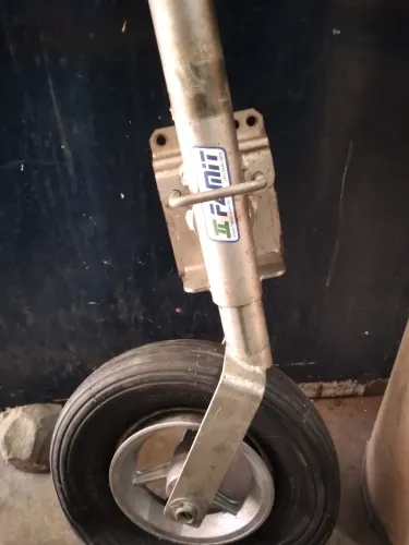 Pedestal/terceira roda para lanchas e barcos roda escamotiavel famit