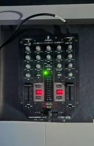 Behringer VMX200USB - Mixer DJ 2 Canais + Interface USB