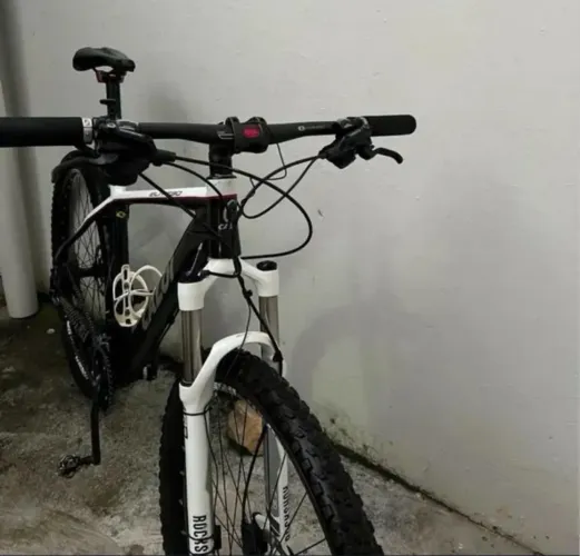 BICICLETA MTB- CALOI ELITE 30. Componentes shimano deore