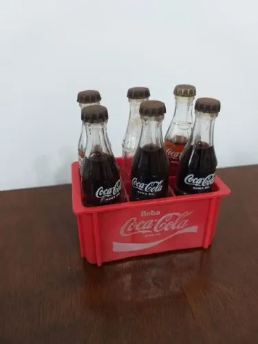 Engradado de 6 mini garrafinhas de Coca-Cola anos 80