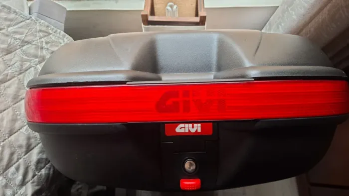 Baú lateral E360 GIVI e bauleto E47 GIVI