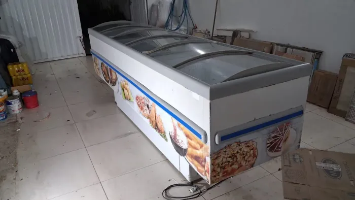 Ilha de Congelados Gelopar GESV-290 819L - Vidro Curvo 220V