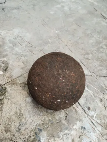 Duas Bola de canhão verdadeiras (só consegui dois, está muito escasso)