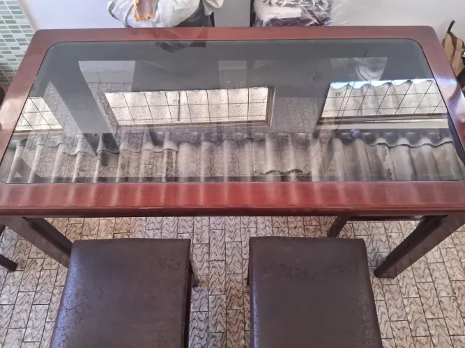 Mesa com 4 cadeiras espaço pra 6