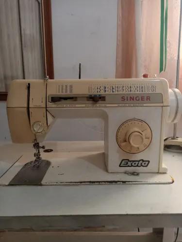 Máquina de costura Singer Exata